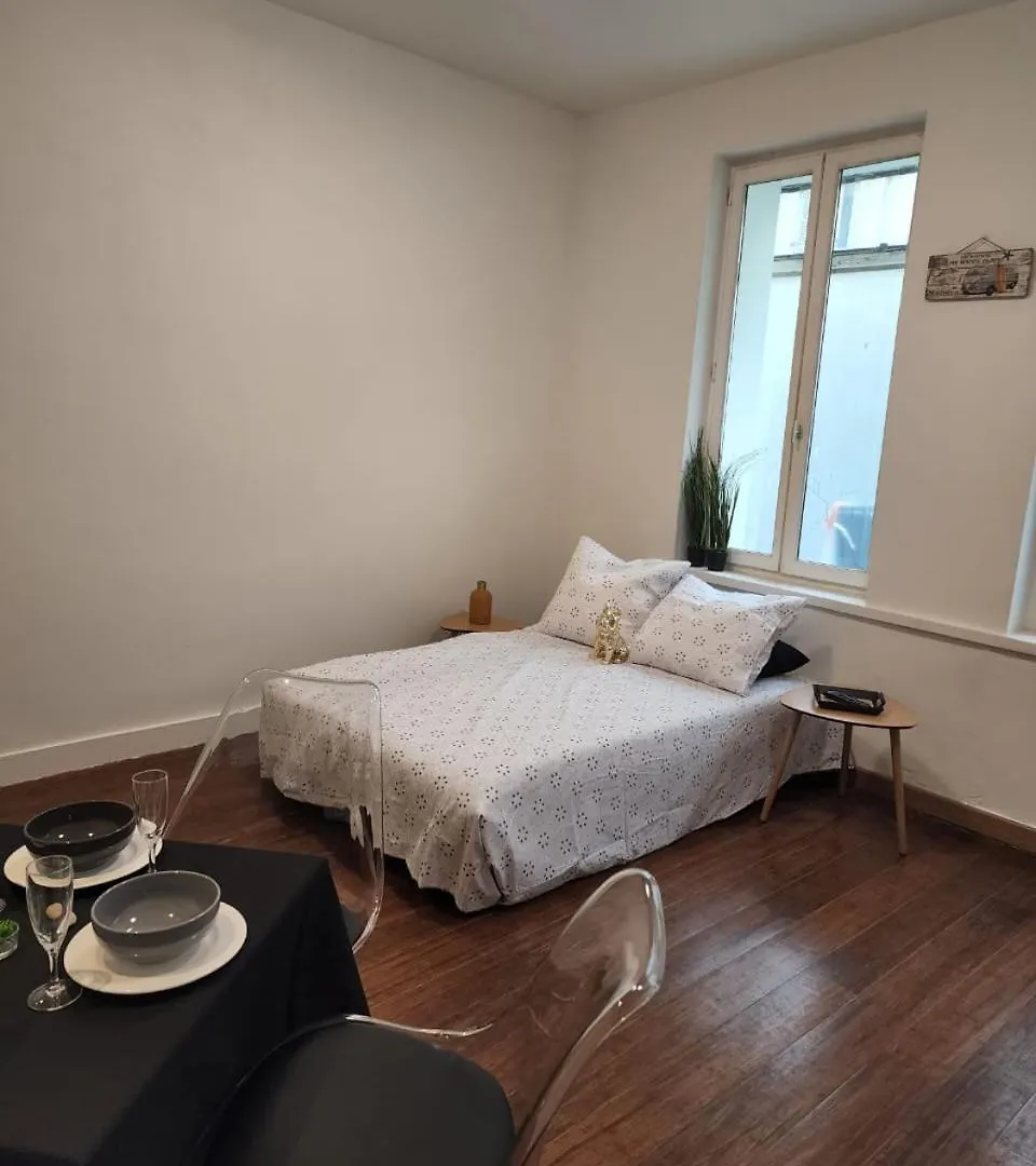 Sublime Appartement A Montmartre パリ 0*,  フランス